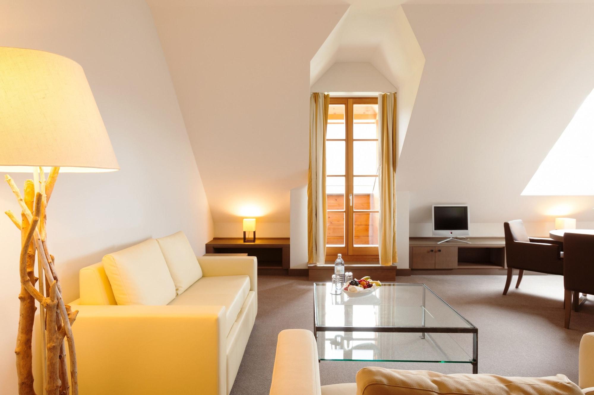 Schlosshotel Kitzbuehel A-Rosa Collection Luaran gambar A suite at the Hotel de la Paix