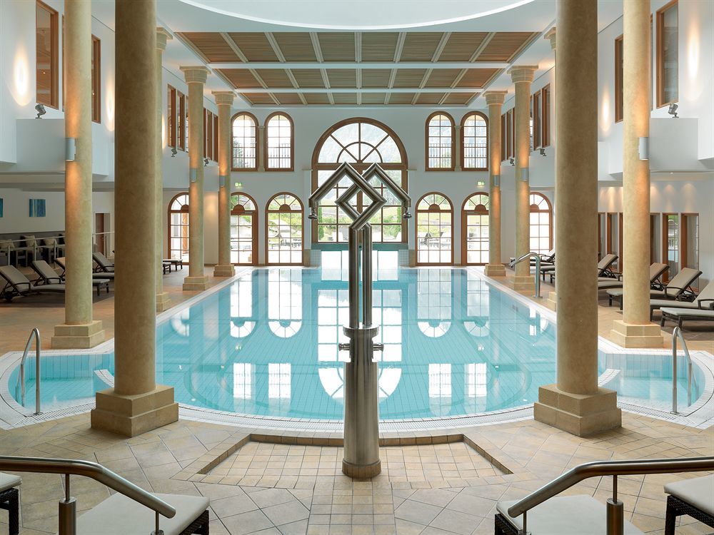 Schlosshotel Kitzbuehel A-Rosa Collection Luaran gambar The swimming pool at the Hotel