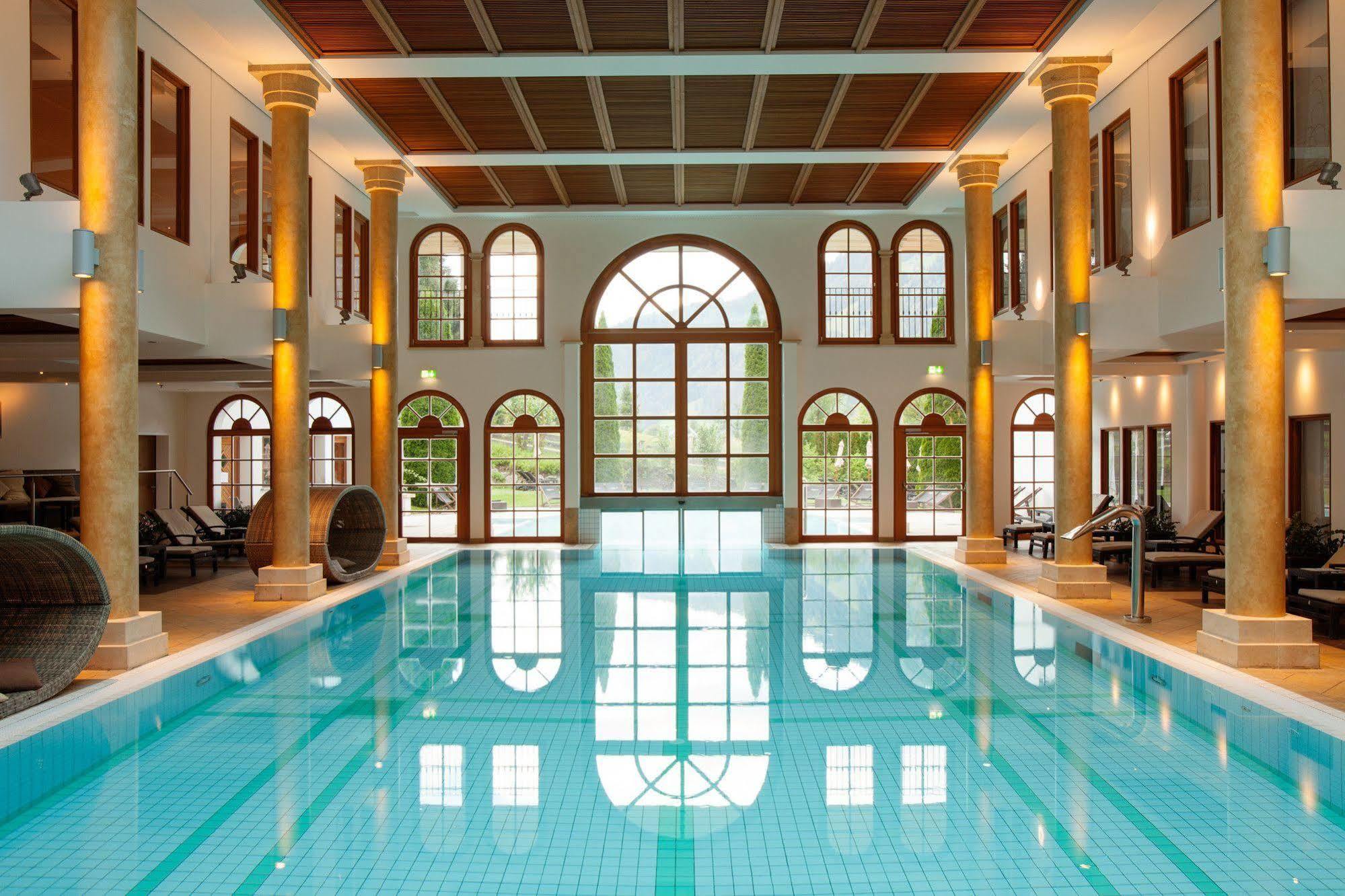 Schlosshotel Kitzbuehel A-Rosa Collection Luaran gambar The swimming pool at the Hotel
